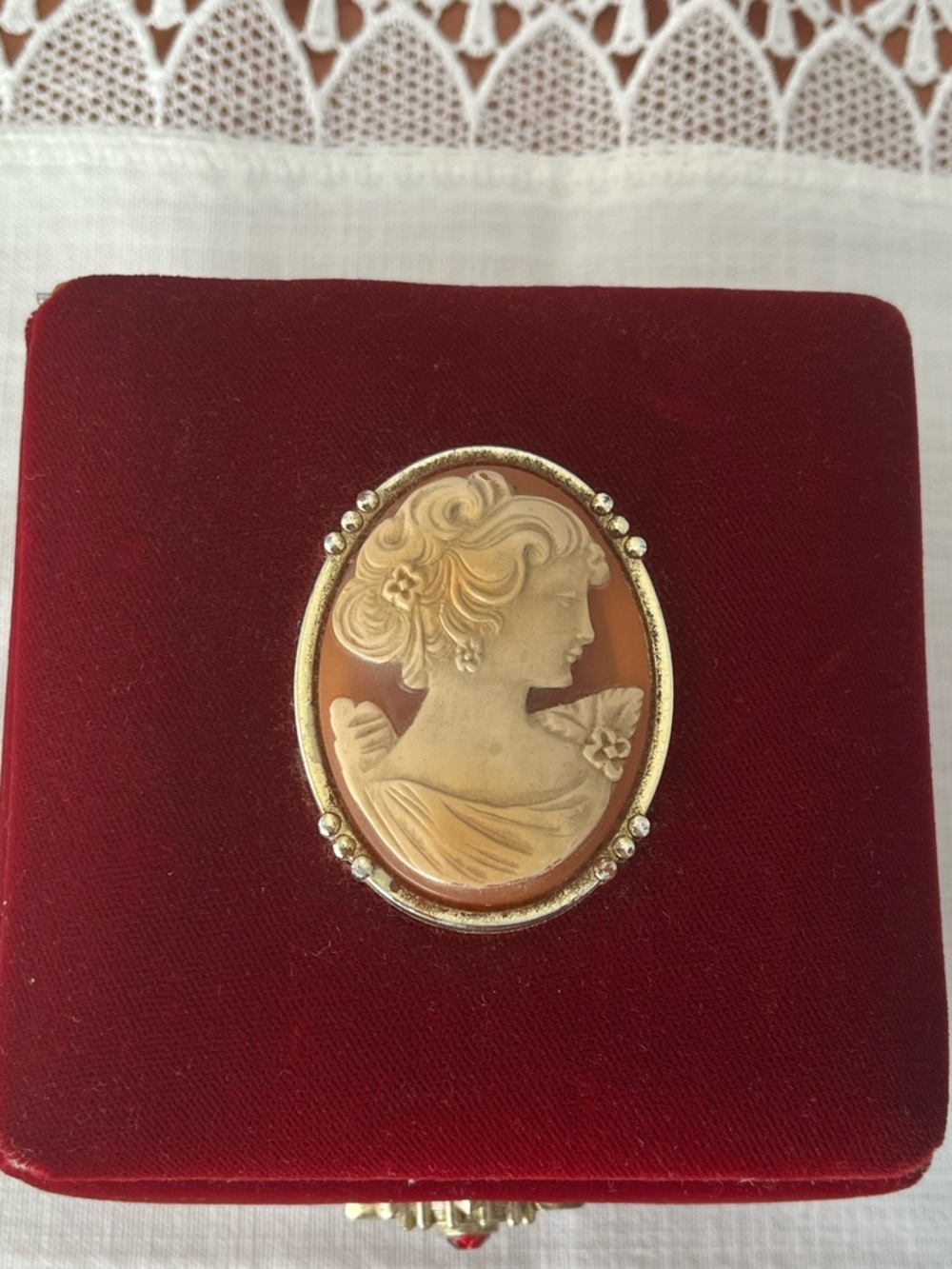 Vintage Red Velvet Musical Jewelry Box – Plays "My Way" – Cameo Detail